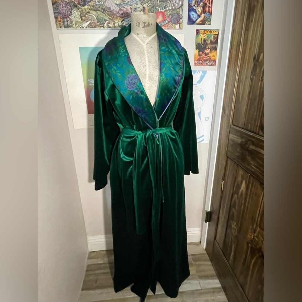 Sophia Morgan Green robe, fits a medium/small!!